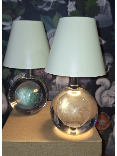 LED Tischlampe mit Globus Gravur aus Glas, Creme mit Touch Dimmer 18cm