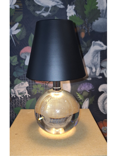 LED Tischlampe mit Globus Gravur aus Glas, Creme mit Touch Dimmer 18cm