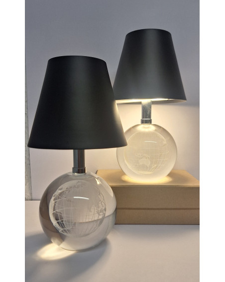 LED Tischlampe mit Globus Gravur aus Glas, Creme mit Touch Dimmer 18cm